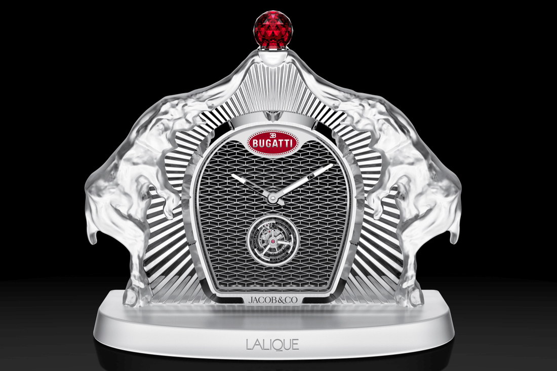 Une création audacieuse signée Jacob & Co., Bugatti et Lalique : l’horloge de table Bugatti Calandre