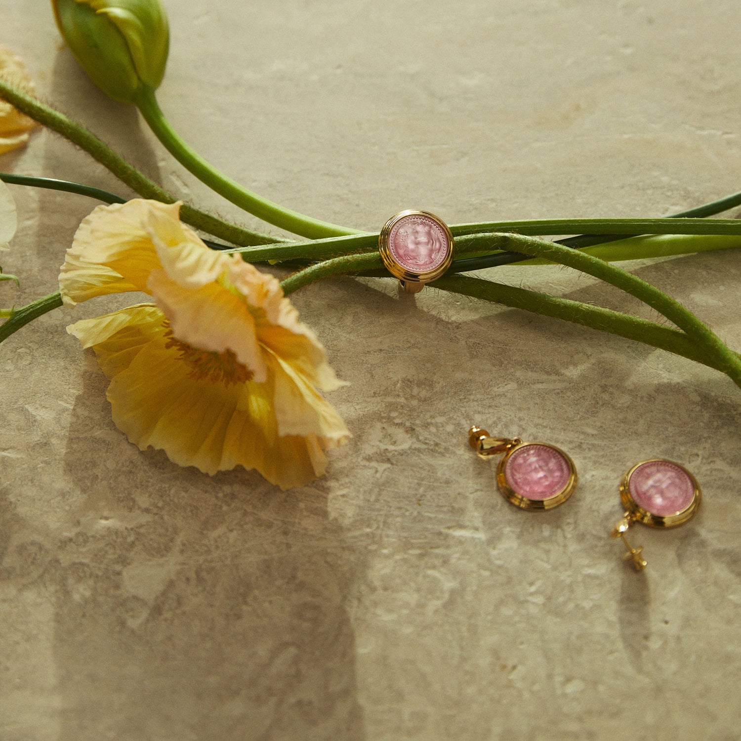 bijoux en cristal rose et plaqué or sur une table